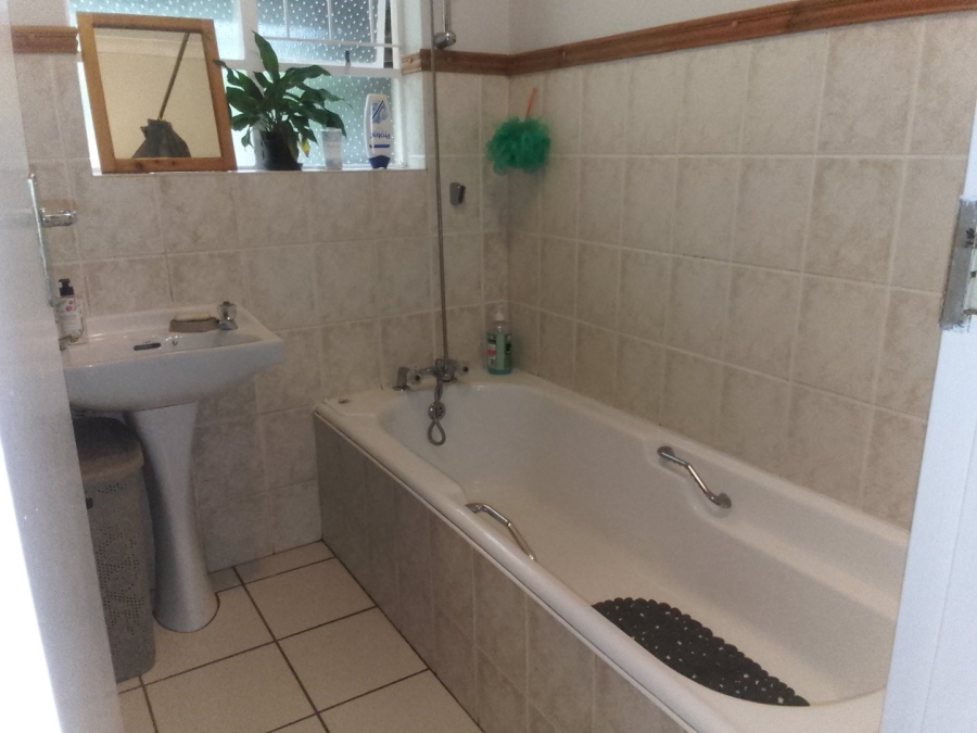 To Let 4 Bedroom Property for Rent in Glen Barrie Western Cape